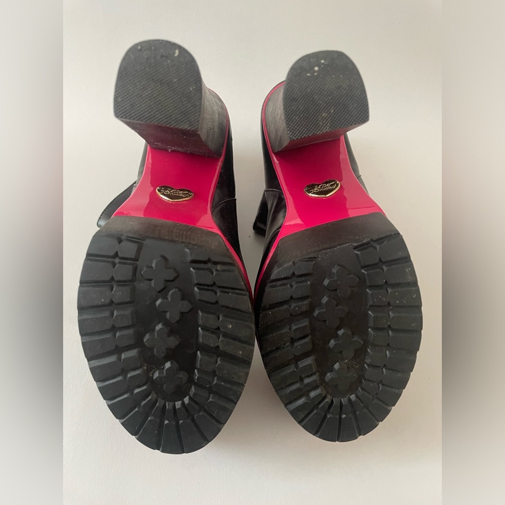 Betsey Johnson Fabulous Black Leather Ankle Boots with Pink Trim - Picture 8 of 15